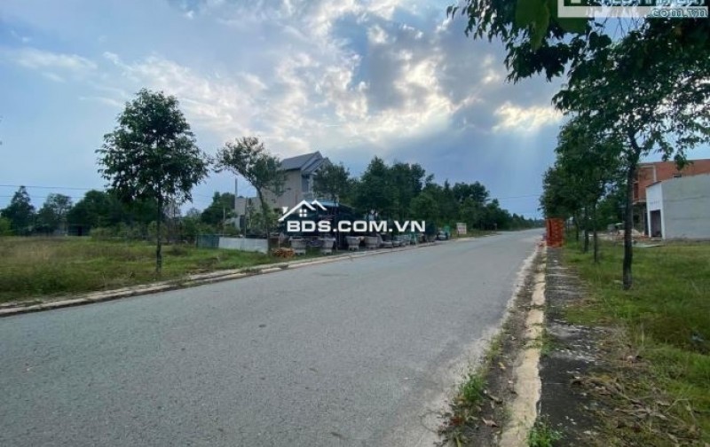 Cần bán gấp đất và nhà tại mặt tiền đường Điện Biên Phủ ( Đường số 18 cũ ), KP Lạc Thuận, Thị trấn Lạc Tánh, huyện Tánh Linh, tỉnh Bình Thuận